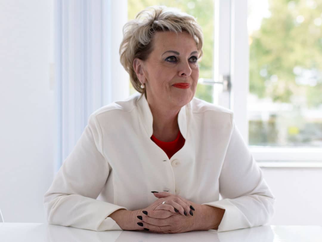 Paragnost helderziende medium Evelien Foks, biedt spiritueel advies en begeleiding voor persoonlijke groei en zielenlezingen.